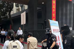 那不勒斯十人应战！波利塔诺对抗中“飞踢”扎莱夫斯基，直红罚下